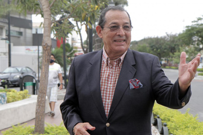 Antes de RTS, Hugo laboró en otros medios como Canal Uno y Ecuavisa donde fue reportero.