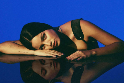 La argentina Emilia presenta su primer disco luego de haberse lanzado como solista en el 2018.