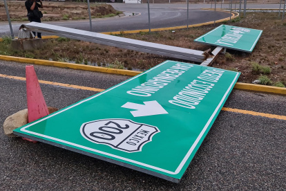 Fotografía de avisos de tránsito caídos sobre la vía tras el paso del ciclón Ágatha, en la comunidad de Agua blanca en el municipio de Santa María Tonameca, en el estado de Oaxaca (México).