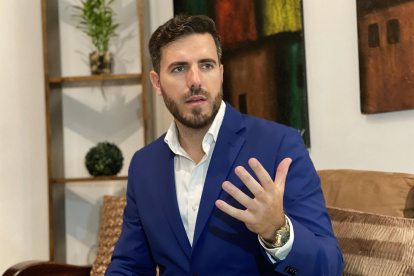 Fotografía cedida por Kayros Group del fundador y presidente de Kayros Group, Víctor López, mientras habla en Bogotá (Colombia).