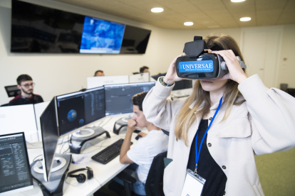 Estudiantes en los laboratorios.
