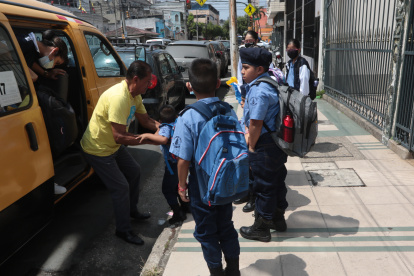 Los colegios toman medidas para los niños que usan expresos.