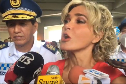 Pronunciamiento. La alcaldesa mientras es abordada por medios de comunicación este miércoles.