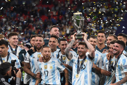 Los jugadores de Argentina levantan el trofeo que les consolida como los mejores del mundo.