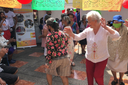 1. En fundaciones. Con música y dulces los adultos mayores gozaron de la celebración