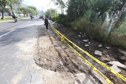 Reparación. La tubería ya fue arreglada en el sector de la urbanización Señor del Árbol. Falta el asfalto.  2. Daño.  El asfalto se rompió por la fuga de agua.
