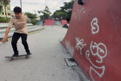 Deterioro. Los jóvenes crecen hoy haciendo deportes en parques donde más que juegos y árboles, hay grafitis.