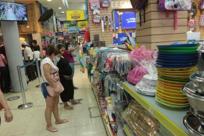 Compra. Los clientes ya buscan los regalos para los padres.