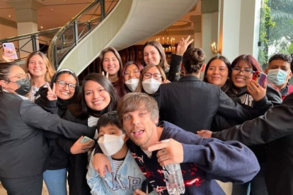 El cantante compartió con sus fans que estuvieron esperándolo por horas.