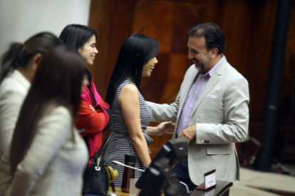 Hecho. El correísmo celebró la destitución de Guadalupe Llori en el hemiciclo del pleno.