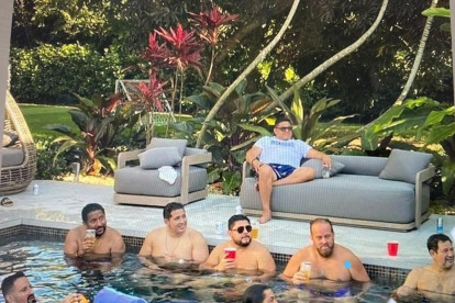 Reunión. Aleaga, segundo desde la izq., junto a Xavier Jordan, de barba rubia, quien está prófugo en Ecuador.