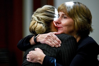 Amber Heard es consolada por su abogada, quien considera que la resolución envía "un mensaje horrible".