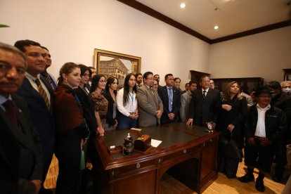 Golpe parlamentario: Virgilio Saquicela y los complotados toman posesión del despacho presidencial.