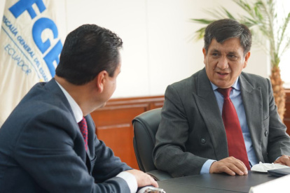 El ministro de Inclusión, Esteban Bernal, y el fiscal general del Estado subrogante, Wilson Toainga, durante la reunión de entrega.