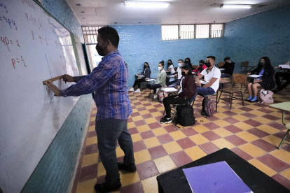 Un maestro imparte clases en un instituto de educación pública en Tegucigalpa, en una fotografía de archivo.