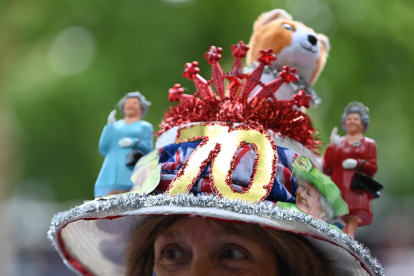 Donna Werner, una seguidora de la familia real británica, asiste a los aledaños de The Mall para celebrar el Jubileo de Platino de la Reina Isabel II, este martes en Londres, Reino Unido.