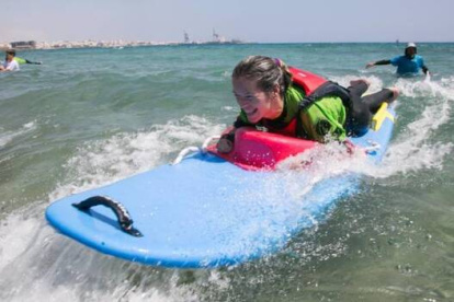 El surf también tiene un espacio para las personas de capacidad diferente. Se dictará clases en la tabla adaptada.