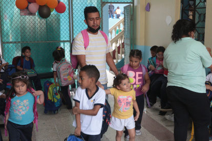 Los padres no descuidan a sus hijos y están atentos en el proceso de presencialidad.