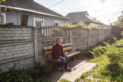 Efarova Malyna Semenivta, de 60 años, habla con la Agencia EFE en un aldea abandonada cerca del frente de batalla, el pasado 27 de mayo. EFE/Esteban Biba