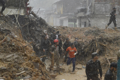 Bomberos, soldados del ejército y voluntarios trabajan en el área de un deslizamiento de tierra provocado por fuertes lluvias hoy, en el barrio Jardim Monteverde de la ciudad de Jaboatão dos Guararapes (Brasil).