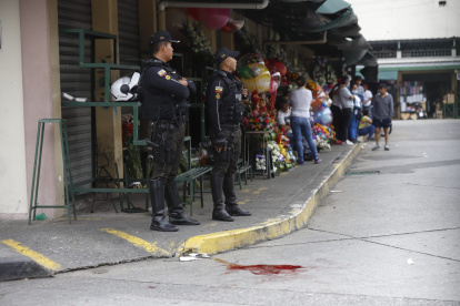 Los agentes policiales acudieron al lugar donde dos habían sido disparadas mientras desayunaban