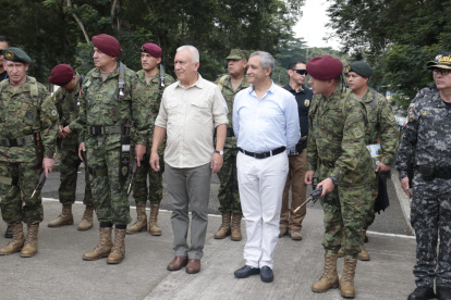 Con la presencia del ministro de Defensa Luis Lara y del interior Patricio Carrillo presentaron la Fuerza de tarea conjunta Esmeraldas para la inseguridad de la provincia.