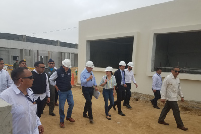 El presidente Guillermo Lasso, acompañado de los ministros de Obras Públicas, Marcelo cabrera; y de Educación, María Brown, recorre las obras de la unidad educativa José Joaquín de Olmedo, en el Parque Samanes.