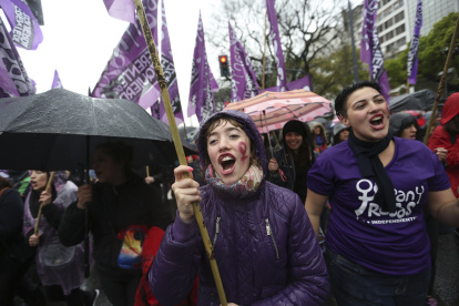 Miles de personas participan de la marcha convocada por la plataforma social ""Ni Una Menos"", en Buenos Aires (Argentina).