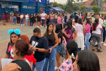 Con gran emoción, así hacen la fila quienes esperan ver el show de la colombiana esta noche en Guayaquil