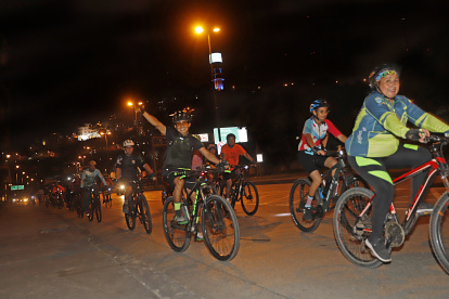 En grupos. Los ciclistas prefieren salir en masa de noche.
