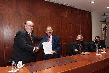 Acuerdo. Francesco Aycart y Walter Mera, tras la firma del convenio institucional.
