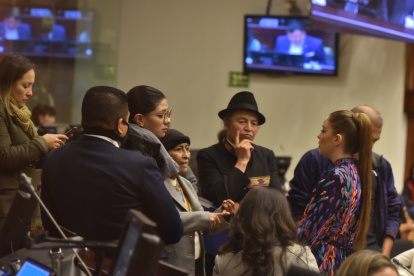 Durante las intervenciones de los legisladores, sus colegas se reunían en el Pleno legislativo.