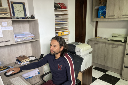 Paúl Ambrossi dejó las canchas de fútbol y ahora pasa mucho tiempo detrás de una computadora, revisando todo lo relacionado a su empresa.