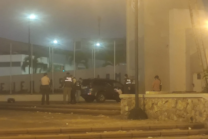 El vehículo finalmente se estrelló contra un monumento.