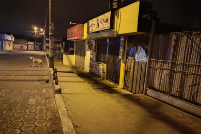 Afuera del local permanecían botellas de cerveza que habría bebido la víctima con su amigo