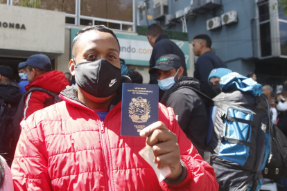 Este 4 de junio decenas de ciudadanos venezolanos llegaron a la Embajada de su país en Quito buscando sus pasaportes.