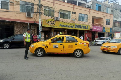 Los vigilantes han empezado a sancionar a los taxistas que no pertenecen a La Libertad
