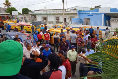 Ayer, un grupo de taxistas acudió hasta el Consejo de la Judicatura en Santa Elena a presentar un amparo constitucional