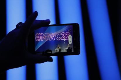 Una visitante graba con su teléfono una de las conferencias en el auditorio del Congreso Mundial de Móviles (MWC), en una imagen de archivo.