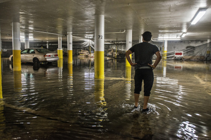 Situada en la parte "sucia" del sistema, donde más lluvias y vientos se presentan, la zona sureste de Florida ha registrado en las últimas horas fuertes y persistentes precipitaciones debido a dicha tormenta que este sábado cruzará la península.
