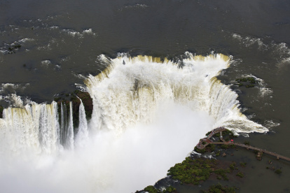 Fotografía de archivo de 11 de febrero de 2015 de las Cataratas del Iguazú en el Parque Nacional de Iguazú, en Foz de Iguazú, frontera de Brasil con Argentina.