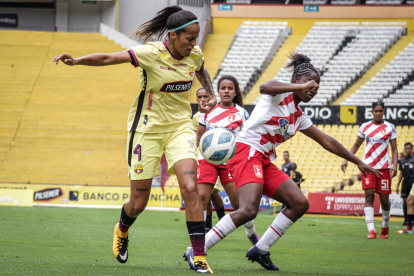 Samantha Avilés, lateral izquierda de Barcelona (i), fue una de las piezas claves ayer en el empate ante Deportivo Ibarra.