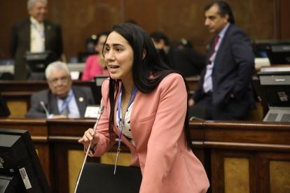 Bronca. Johanna Moreira, de ID, acusa de violencia a Nathalie Arias, de CREO. La verdad es que el comportamiento de ambas fue igual de vergonzoso