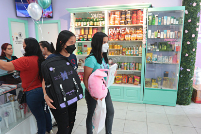 Interés. Los jóvenes se inclinan por todo tipo de productos, desde ropa hasta comida.