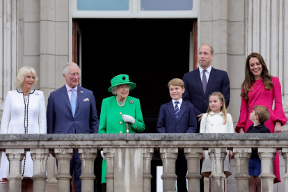 La reina Isabel II junto a su familia en el balcón del Palacio de Buckingham durante el Jubileo de Platino