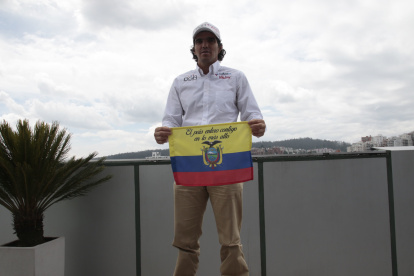 Santiago Quintero y la bandera que buscará colocar en la cima del K2. Ha realizado una intensa preparación de ocho meses con la mira en cumplir su sueño.