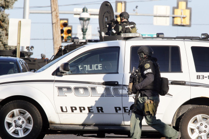 Filadelfia. Una unidad de la policía de esta ciudad estadounidense arriba a la zona donde ocurrió uno de los tiroteos,