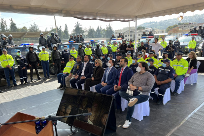 La alcaldesa Viteri en un evento en Quito con agentes municipales, policías metropolitanos y camionetas municipales.