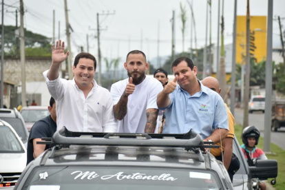 El artista marcial Marlon, Chito, Vera, junto a su hermano, quien también se llama Marlon, y el prefecto de Manabí, Leonardo Orlando, pieza clave del correísmo en esa provincia.
