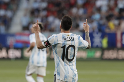El delantero de la selección argentina de fútbol Lionel Messi celebra su tercer gol, durante un partido internacional amistoso entre Argentina y Estonia en el estadio El Sadar, en Pamplona, este domingo.